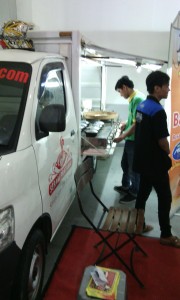 Salah satu truk pengangkut makanan, didesain khusus sebagai warung/kedai. Tampil dalam sebuah festival makanan di JEC (foto diunggah 30 Juli 2015).